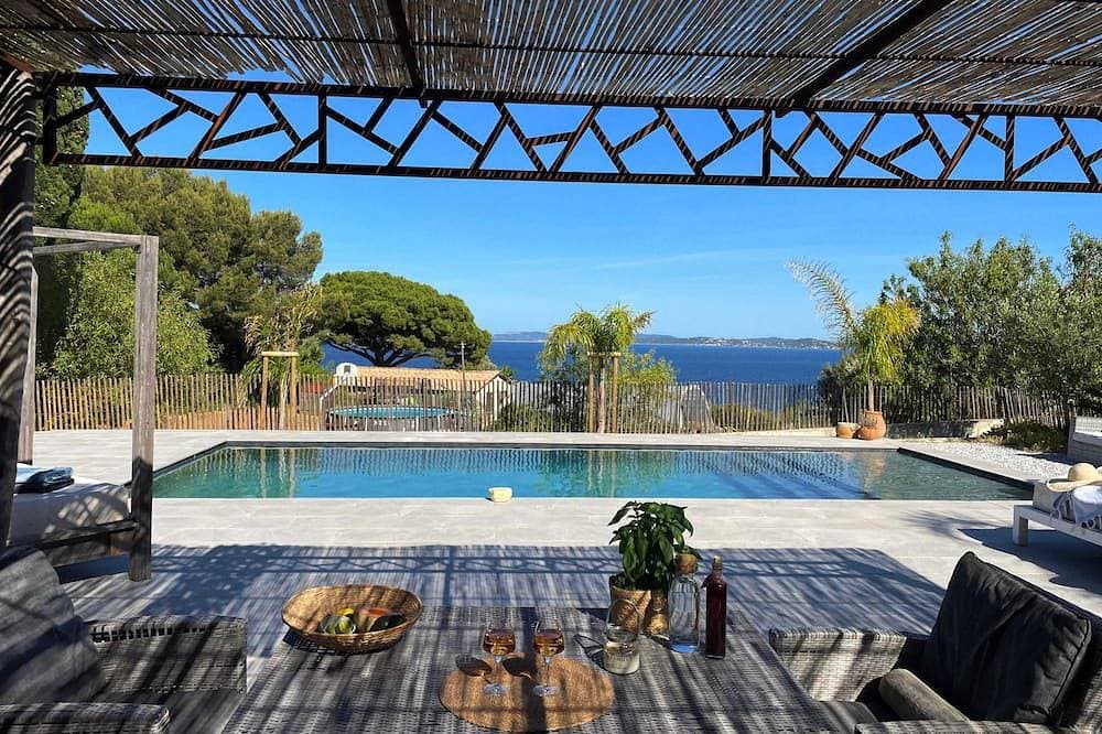 Secret cove, a private sea view suite, between garden, pool and beach. 1