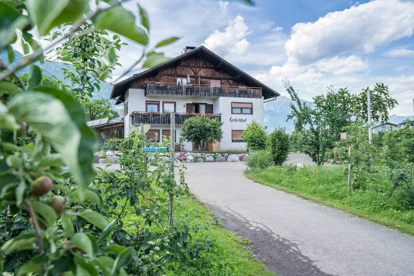 Foto 8 von 12: Ferienwohnung "Tschigat Leilichhof" mit Bergblick, WLAN, Balkon & Garten
