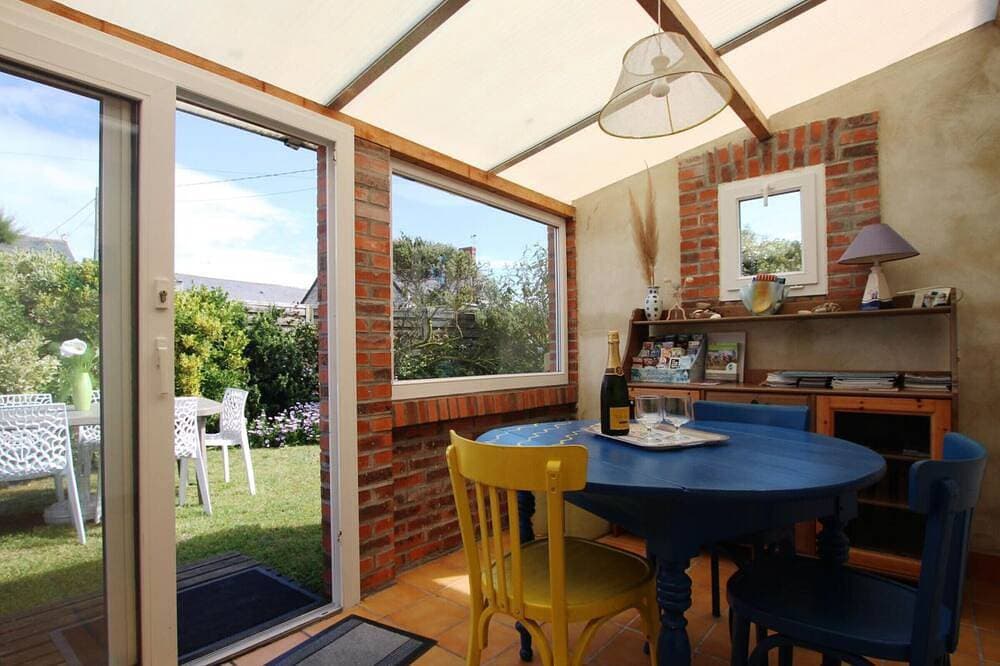 Geräumiges Ferienhaus mit Terrasse und Garten, 10 km vom D-Day-Strand 1