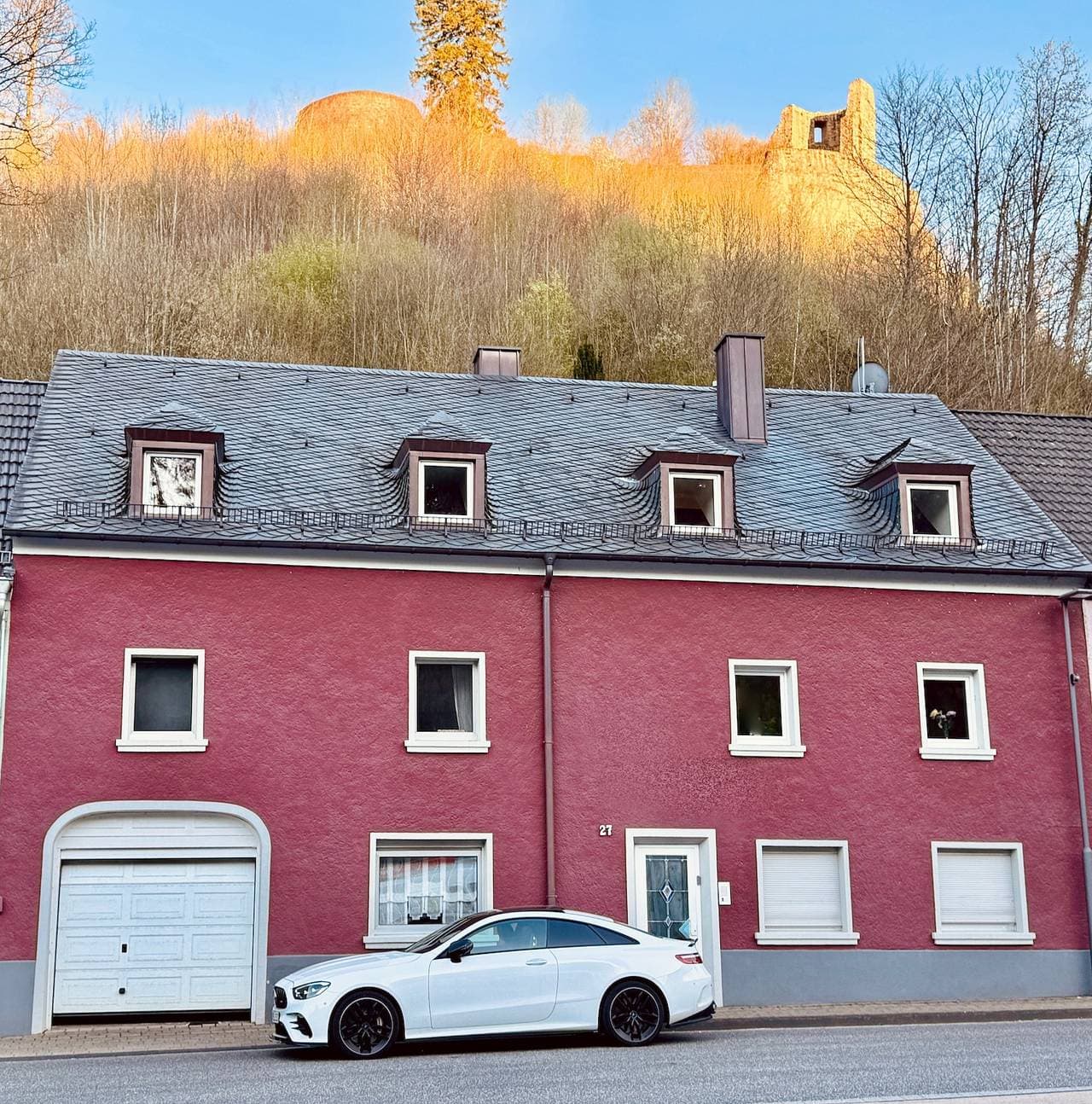 Foto 2 von 44: Ferienhaus „Rooftop unter der Burg“ mit privater Terrasse, Garten und WLAN