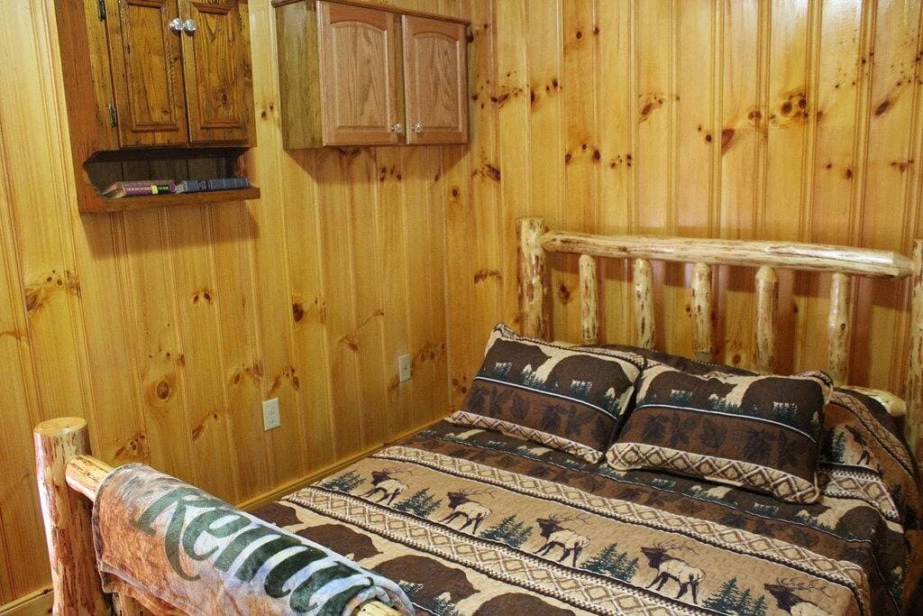 Foto 3 von 43: Malerisch eingerichtete Hütte mit einem Schlafzimmer und WIFI in der Nähe des Hungry Mother State Park