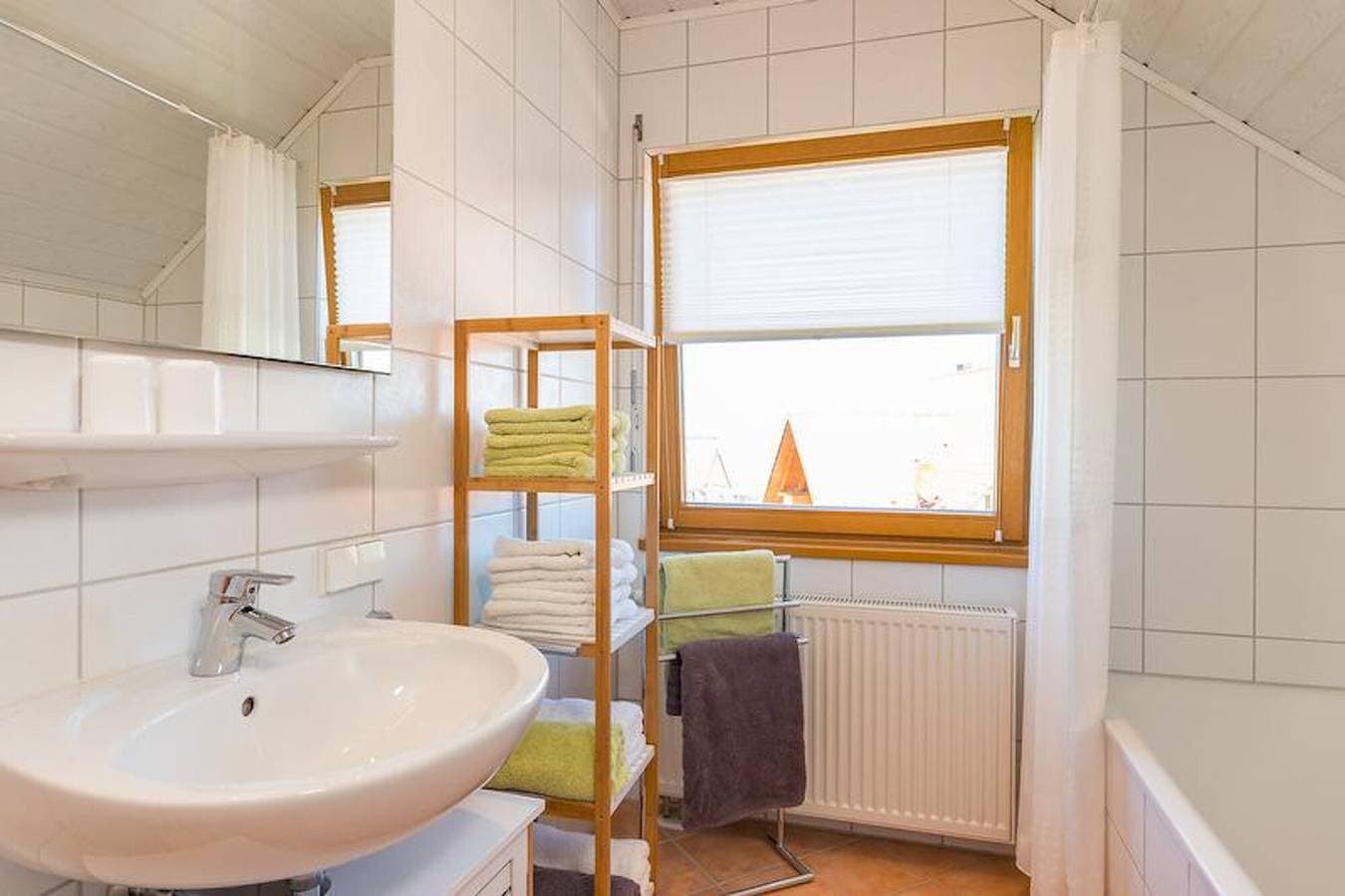 Foto 11 von 15: Lichtdurchflutete Dachgeschosswohnung "Lauser Dg" in ruhiger Gegend mit WLAN & Balkon