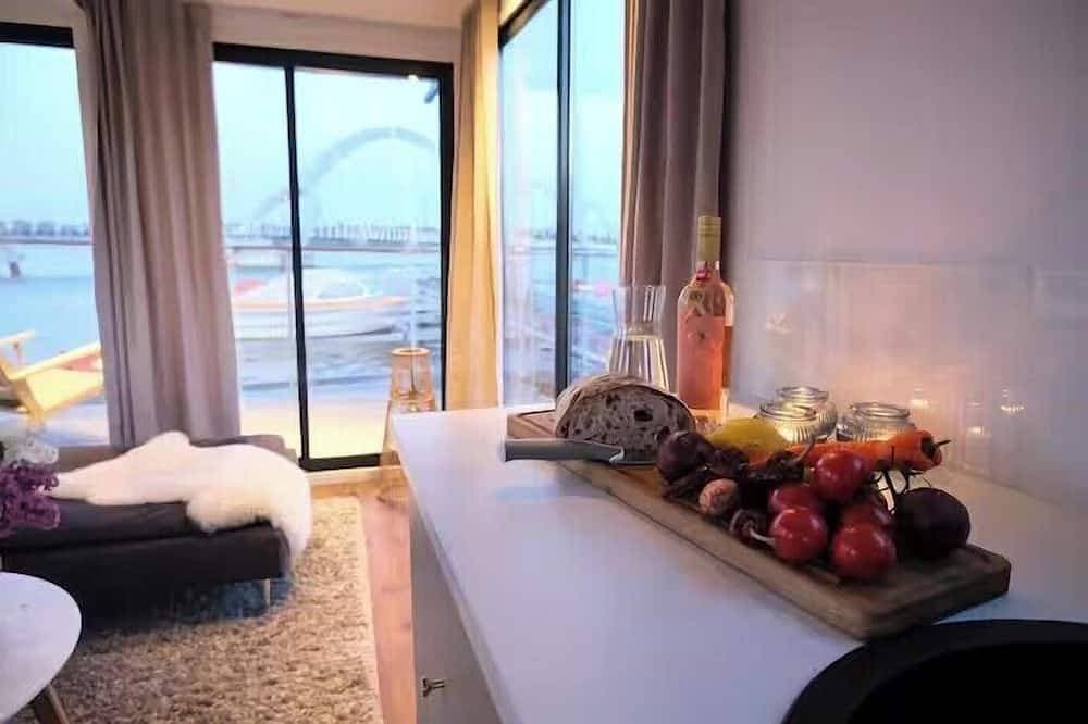 Foto 4 von 10: Solvesborg Houseboat with Harbour Views - Sleeps 4