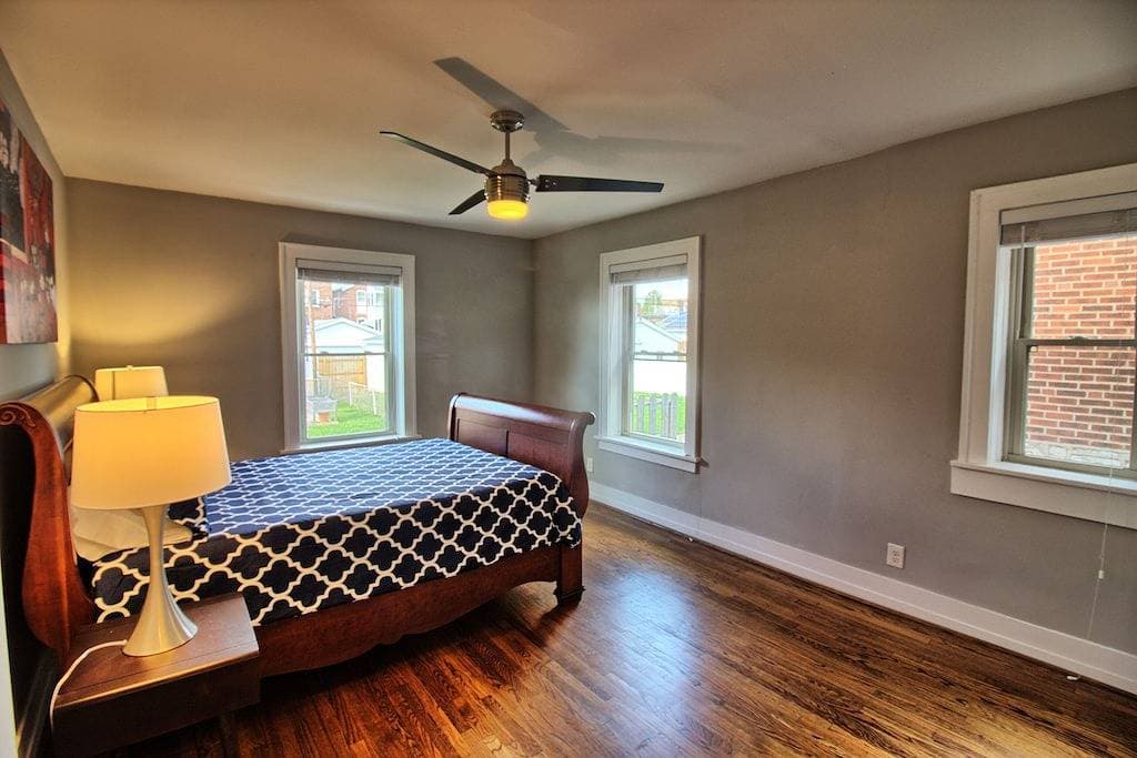 Foto 6 von 18: Elegant Minimalist Gem w/ Private backyard, W/D
