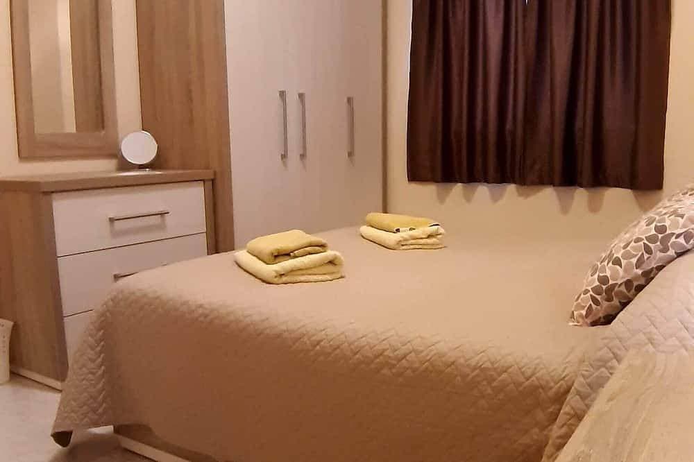 Foto 3 von 30: Superb & comfortable 2-bedroom villa apt sleeps 5, swimming pool, AC/WiFi