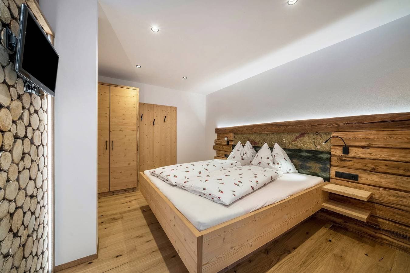 Foto 4 von 37: Apartment 'Waldes Duft - Patleidhof' mit Bergblick und privater Sauna am Balkon