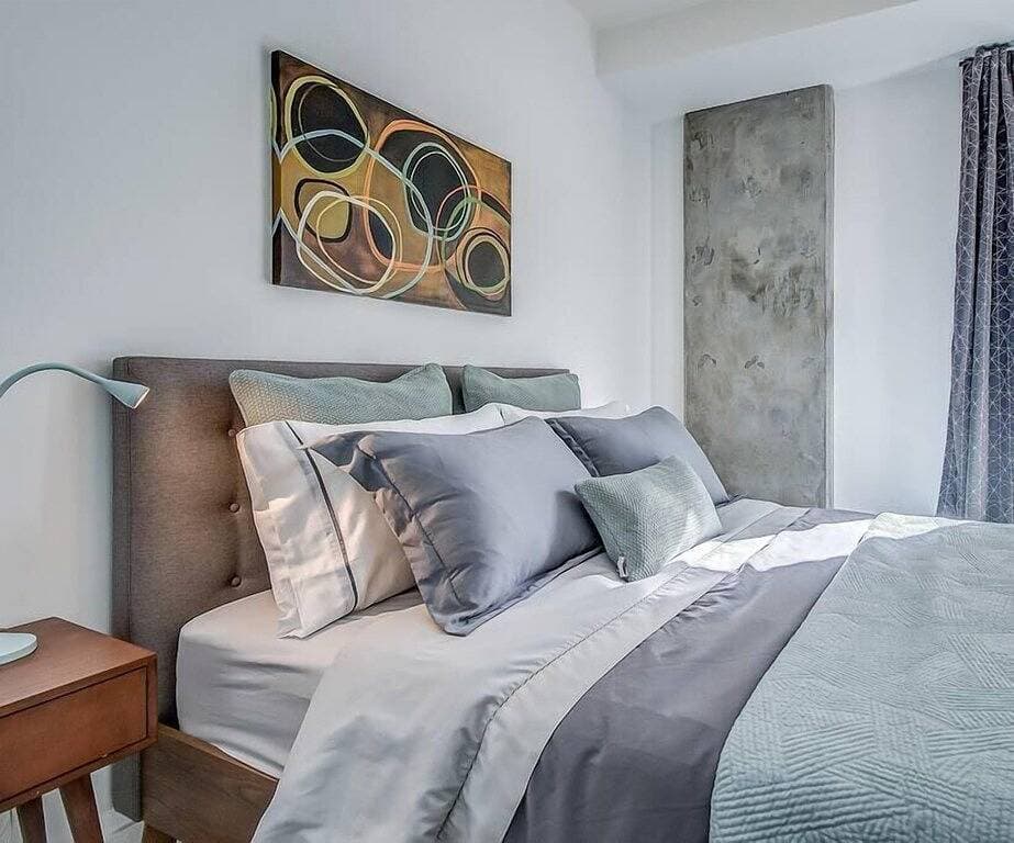 Foto 5 von 49: Vibrant & Modern Condo with Patio near Lrt