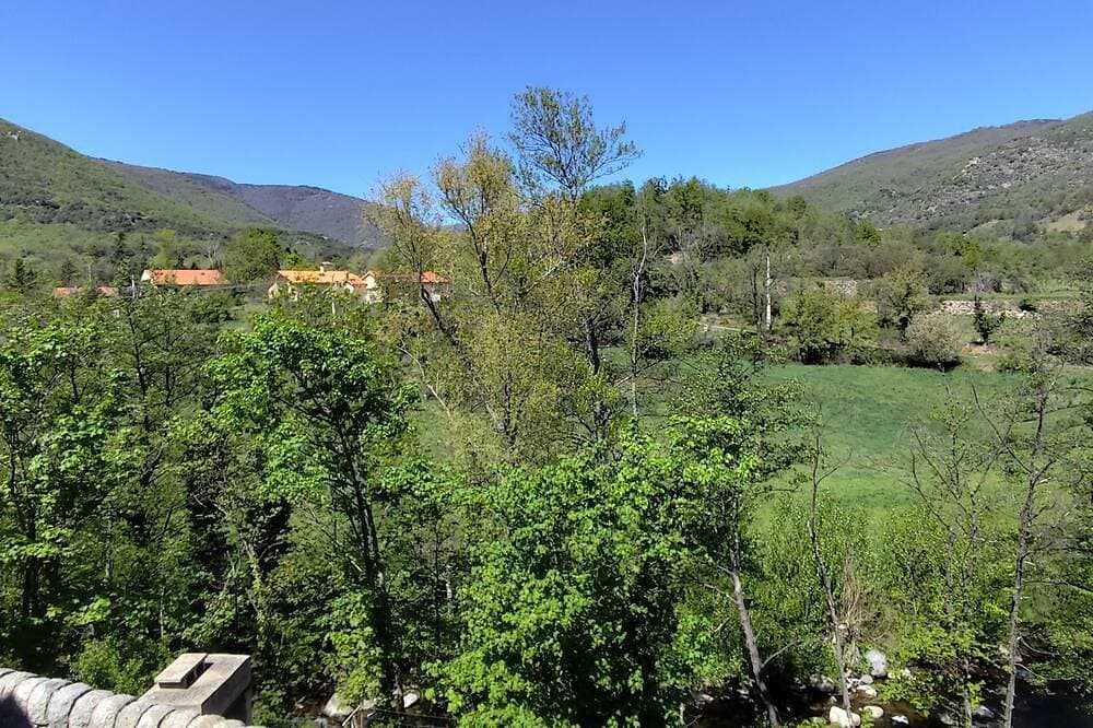 Foto 12 von 17: Stone barn in Catalan village with river. Mountains & beaches. 3 Star rating