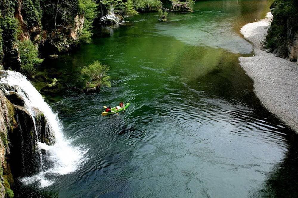 Foto 12 von 13: Gorges du Tarn - Eingebettet in die Mulde des Tarn