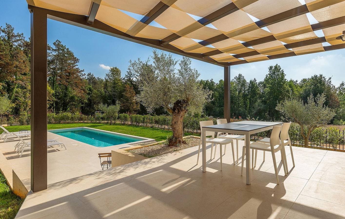 Foto 7 von 35: Geräumige 110 m² große Wohnung mit Pool und Terrasse, 2,5 km vom Stadtzentrum von Anzici entfernt