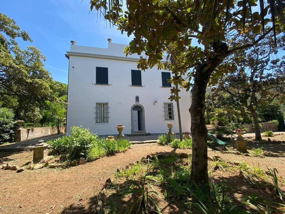 Villa Sant'Antonio con ampio giardino a due passi dal mare 1
