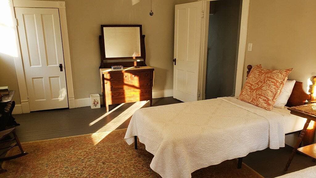 Foto 10 von 25: Spacious Victorian perfect for large groups.  Walk to Main Street!