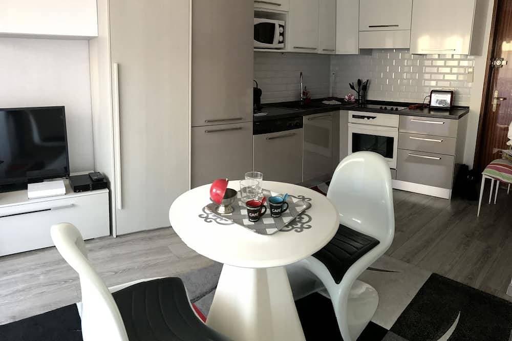 Foto 7 von 12: Royal Promenade: Studio Golden Square mit Pool