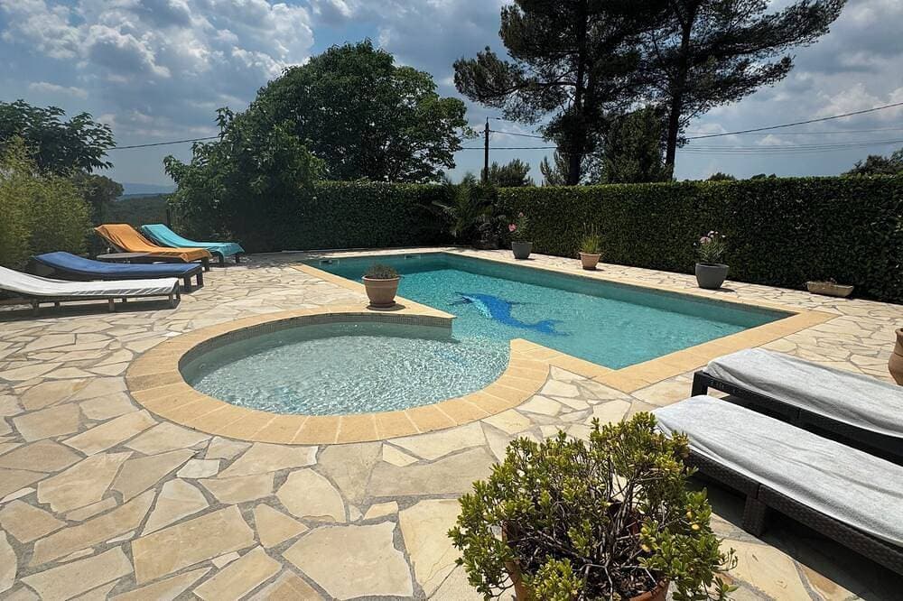 Ferienhaus im Erdgeschoss der Villa mit privatem Pool 1