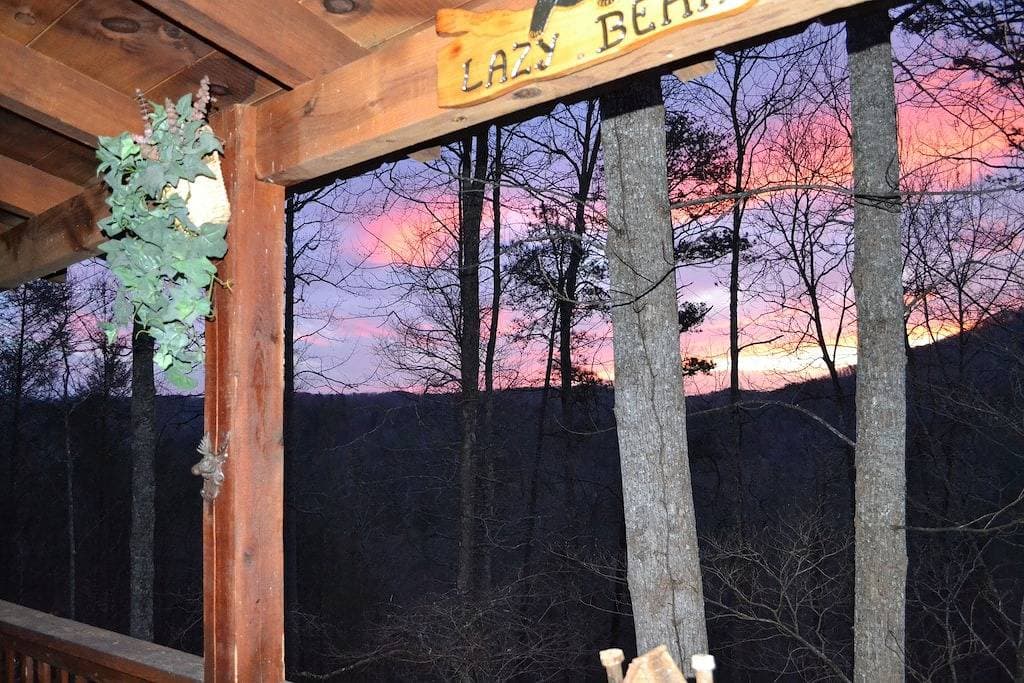 Foto 12 von 24: Abgeschieden! Privat! Kommen Sie zu Lazy Bear, um weg von allem! Große heiße Wanne!