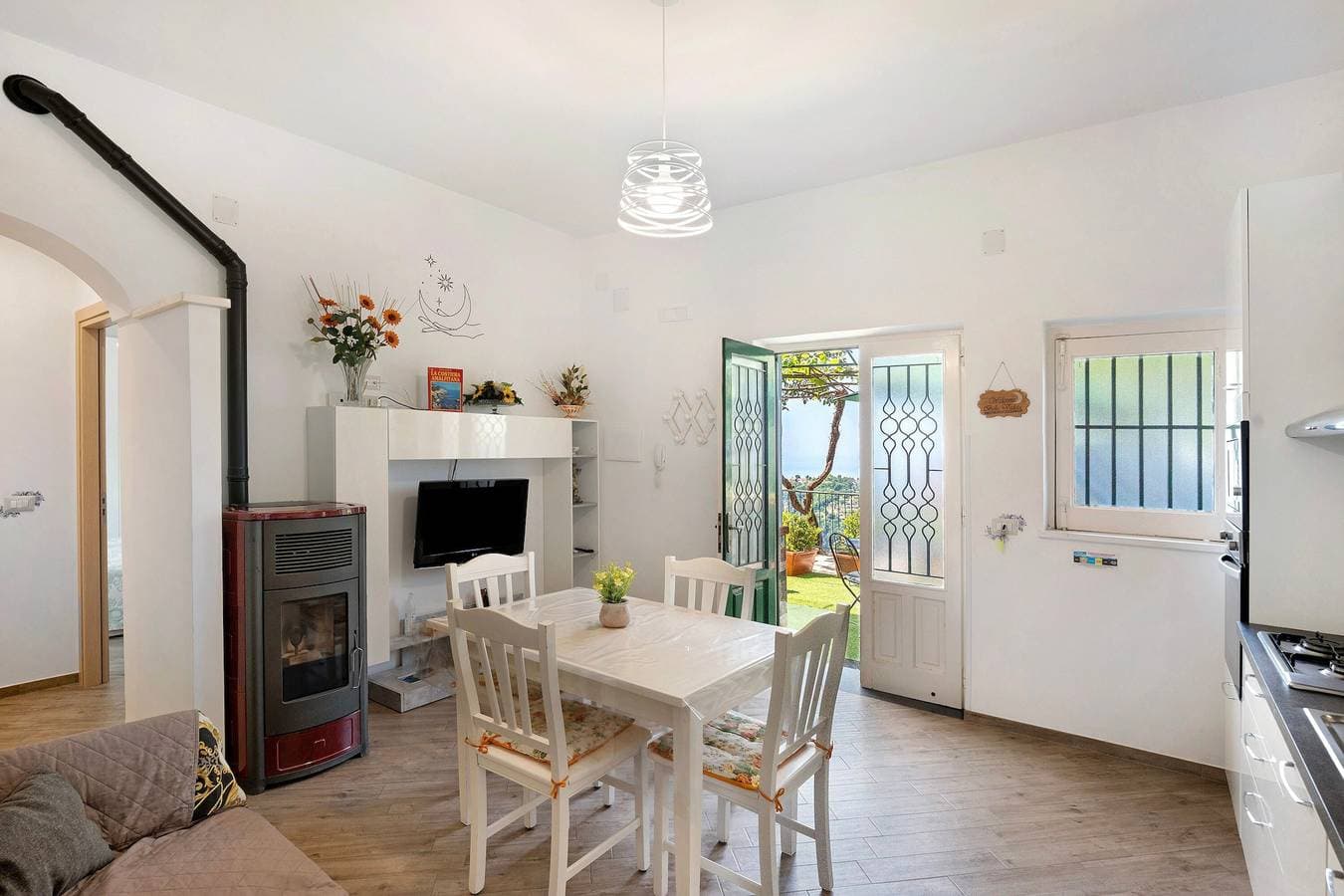 Foto 3 von 21: Apartment 'Bella Veduta Luna' mit Meer- und Bergblick, WLAN und Klimaanlage