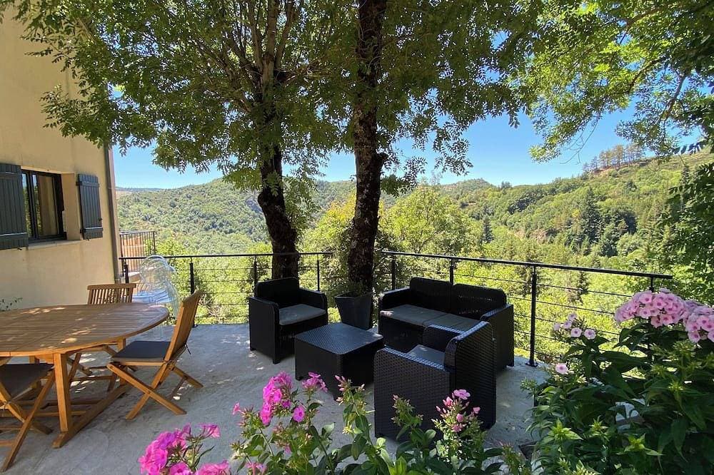 Contemporary home with a view of the mountains 1