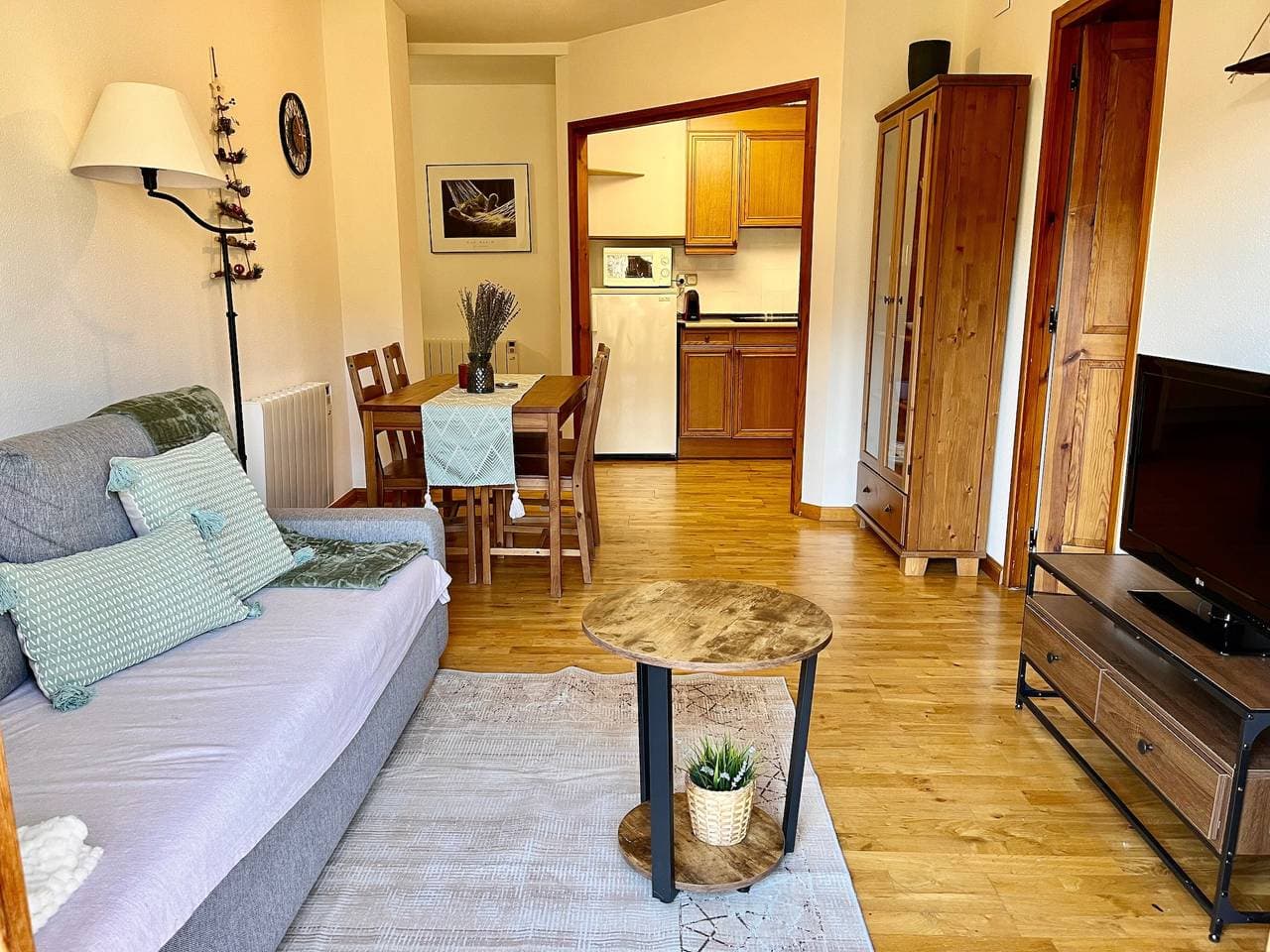 Foto 3 von 30: Ferienwohnung 'Mirador de la Neu' mit Bergblick, Gemeinschaftsgarten und Balkon