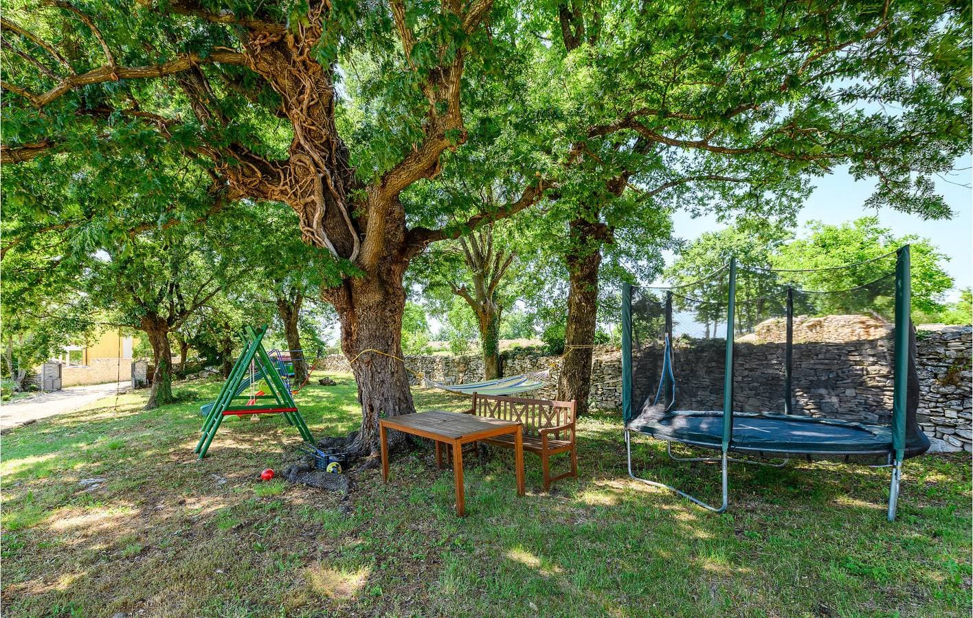 Foto 11 von 51: Geräumige 170 m² große Wohnung mit Pool, WLAN, Terrasse und Parkplatz
