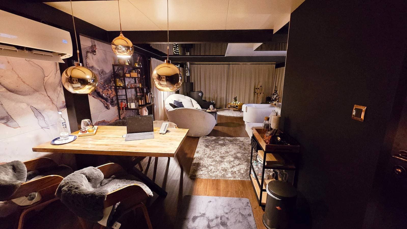 Foto 7 von 42: Hausboot 'Hafensuite Rügen' mit WLAN