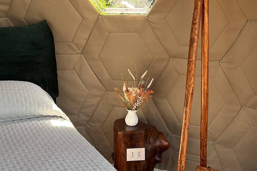 Foto 4 von 29: Immerse yourself completely in nature; relax in the tub, surrounded by the whirlpool and the stars.