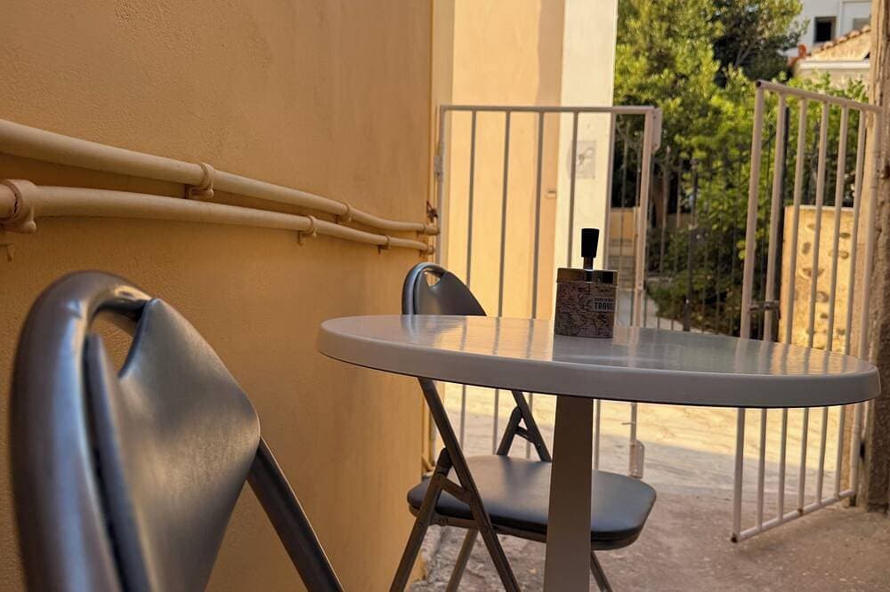 Foto 7 von 14: Bright Authentic Cycladic Home, Walk to Ermoupoli Center
