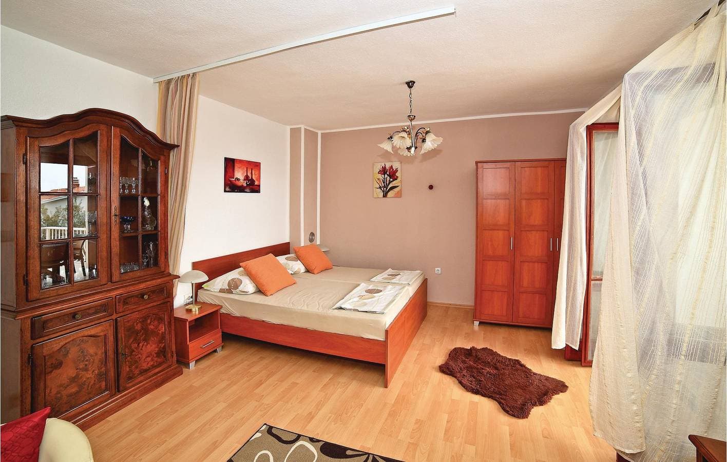 Foto 7 von 19: Gemütliche Ferienwohnung mit Terrasse, Parkplatz und WLAN in der Nähe des Strandes Uvala Bočići