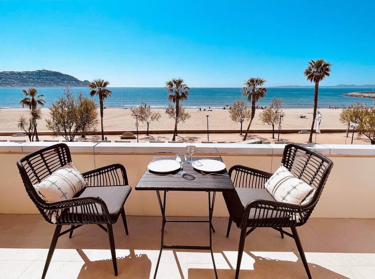 Foto 3 von 50: Charmante Wohnung zur Miete in Roses, Costa Brava! 0 Meter vom Strand entfernt. Genießen Sie den Gemeinschaftspool und den Meerblick.