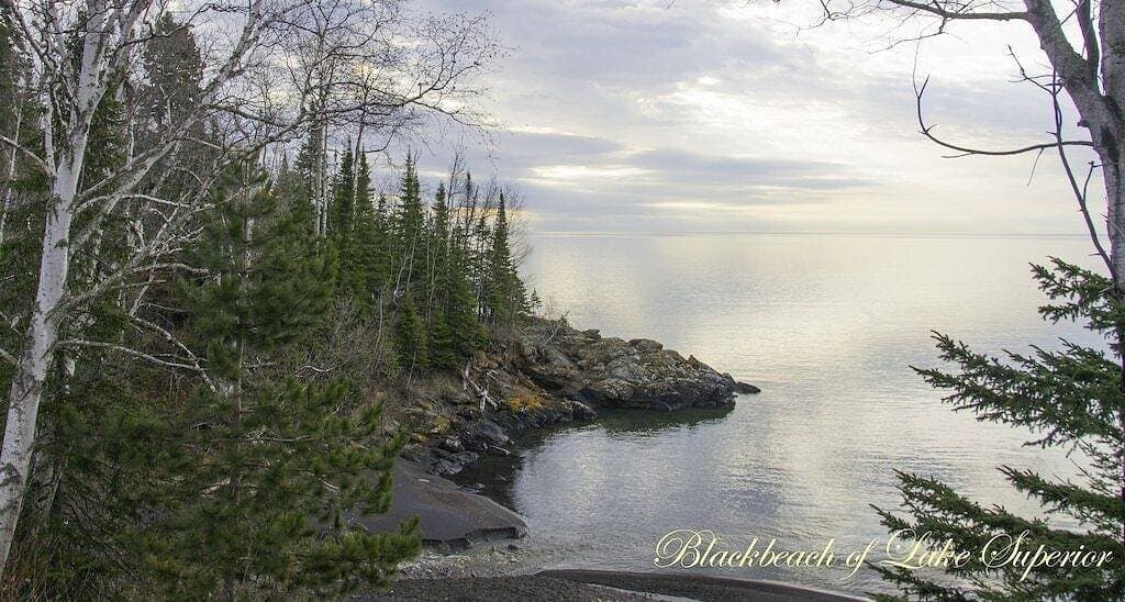 Foto 7 von 27: Romantischer privater schwarzer Sandstrand nur für Hütten am Lake Superior (Split Rock)