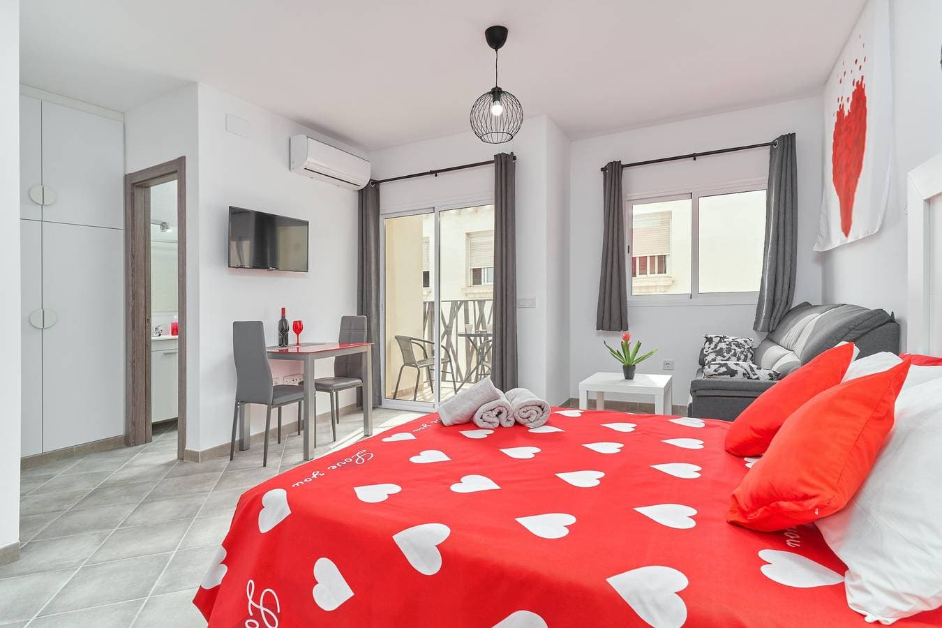 Foto 3 von 23: Einzimmerapartment "Nerja Boutique Deluxe 103" mit Gemeinschaftspool und WLAN