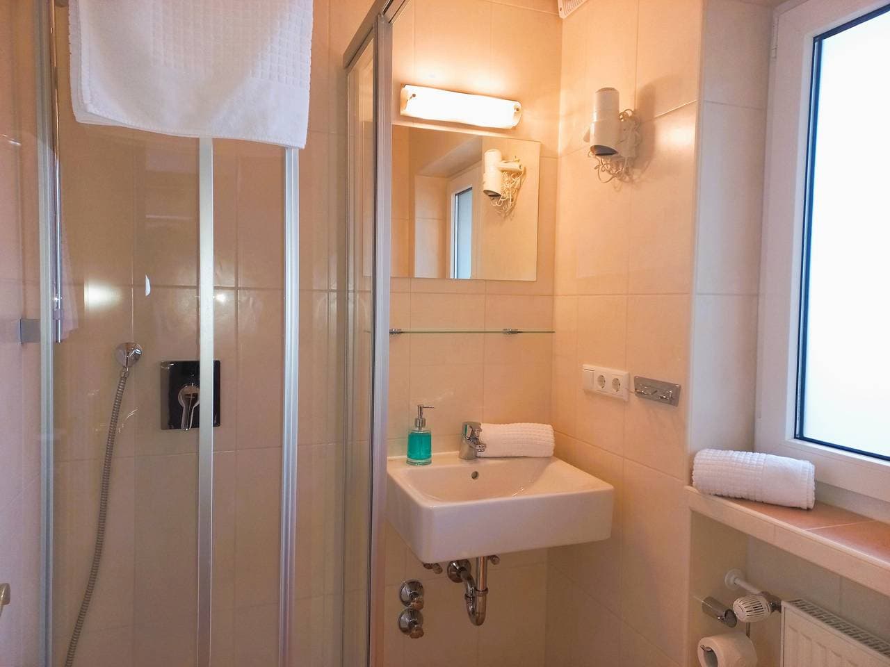 Foto 6 von 15: "Nr. 5" - Ferienwohnung/Wohn-/Schlafraum/Dusche,Wc