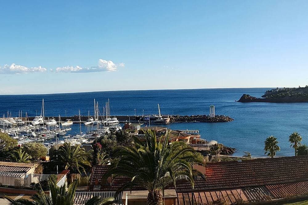 2-room apartment with air conditioning + wifi, 18m² terrace facing the sea, private parking 1