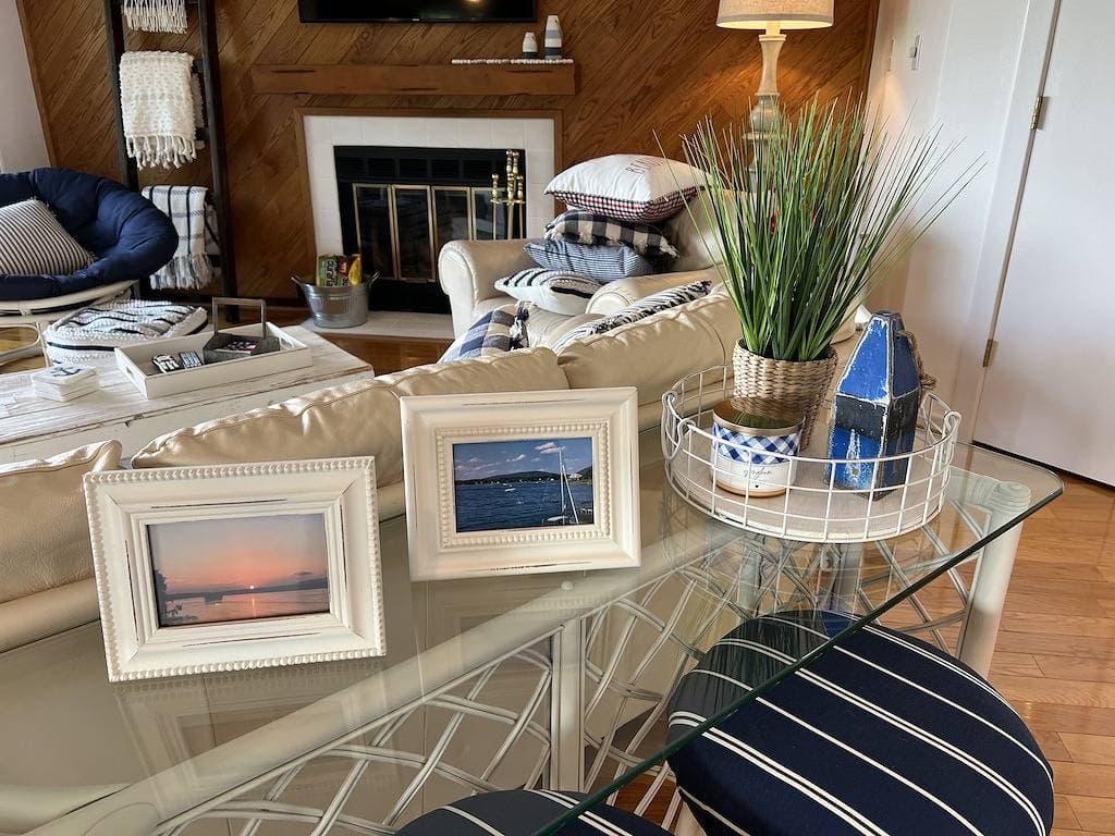 Foto 2 von 44: Charming Lakefront Condo at Bernard's Landing, only steps from the shore!