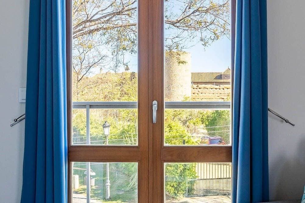Foto 10 von 30: Parador-view apt- sleeps 4-1-bed apt shared rooftop terrace with castle view