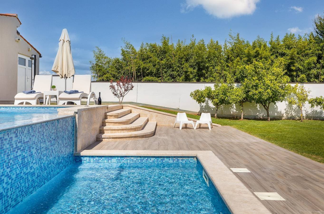 Foto 9 von 58: Eine wunderschöne Villa mit privatem Pool in der Nähe des Meeres.