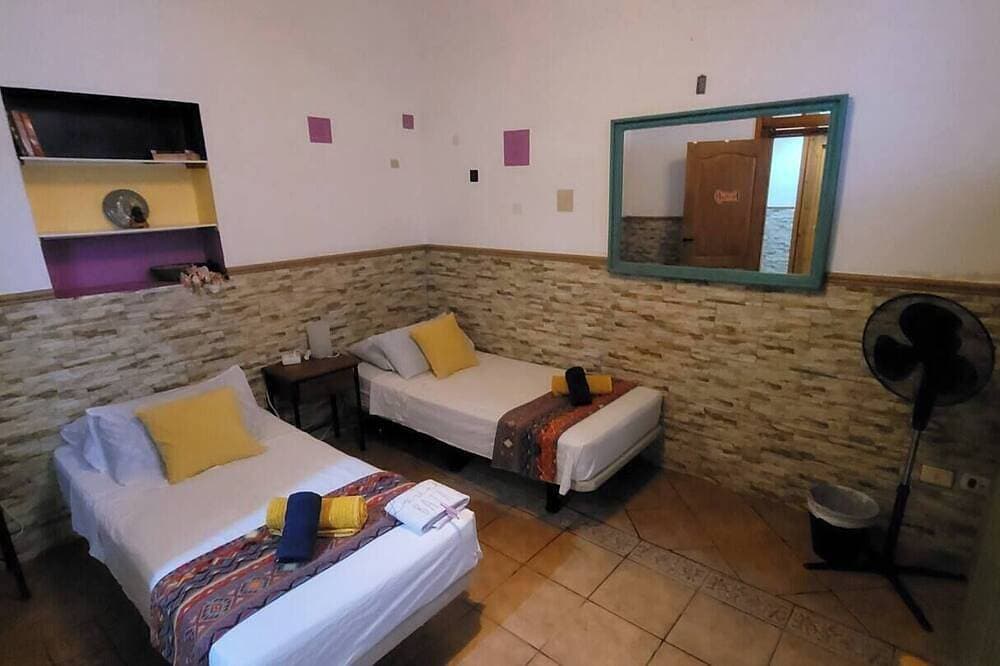 Foto 2 von 12: Large and bright room in Vecindario, with extra-large bed