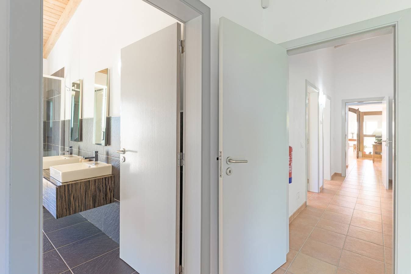 Foto 13 von 36: Ferienwohnung 'Flor Do Rosto I' mit Seeblick, Gemeinschaftspool und WLAN