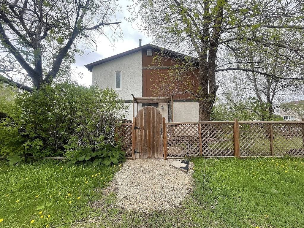 Foto 4 von 12: Cozy shared stay on the corner of Houde Drive.