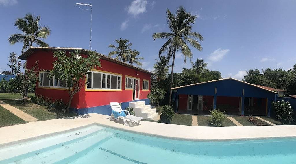 Foto 6 von 29: Großes Haus mit Garten und Pool nur wenige Meter vom Strand entfernt.