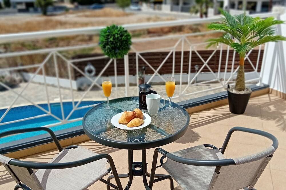 Foto 13 von 15: Kato Paphos Suites -Studio Apartment with Pool view, Wi-Fi & a/c. Great Location