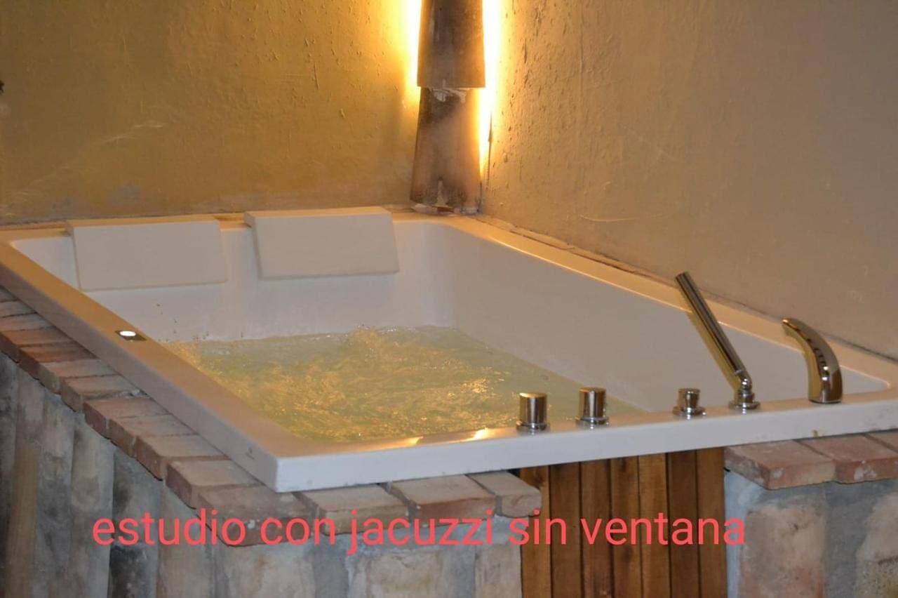 Foto 10 von 12: Studio with Spa Bath