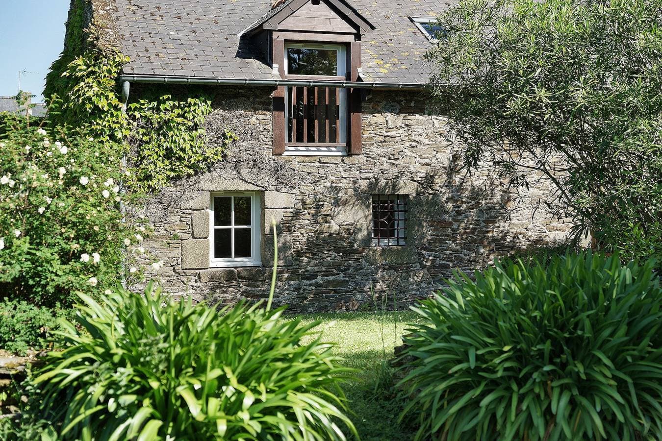 Foto 3 von 23: Gästezimmer „La Souricière - Le Puits“ mit gemeinsamer Terrasse, Garten und WLAN