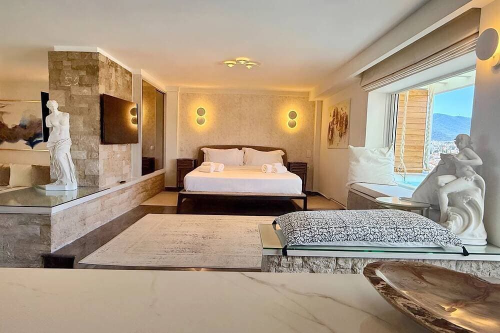 Foto 4 von 30: One 360 Skyline Athens - Penthouse Suite with private Infinity Jacuzzi