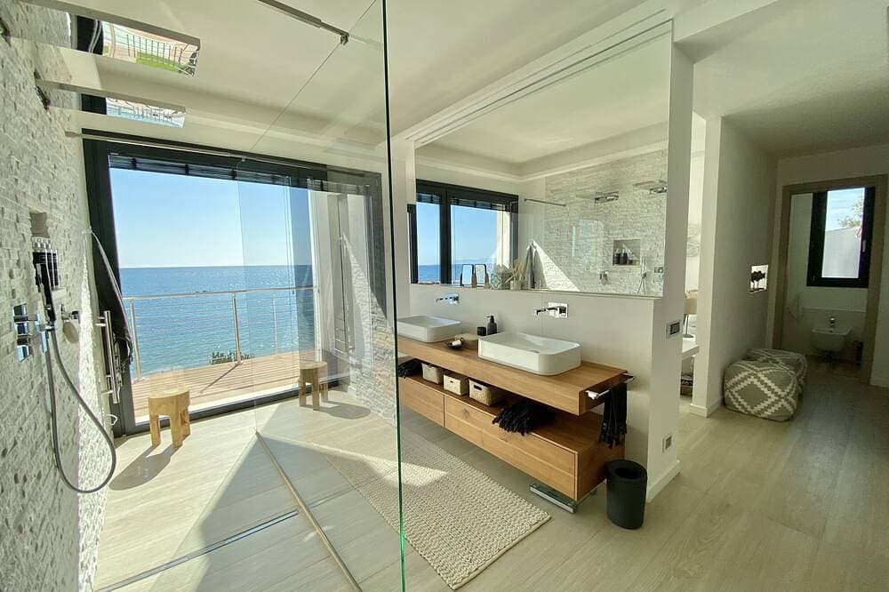 Foto 6 von 30: Fenandgi exklusive Villa direkt am Strand mit beheizbarem infinity Pool