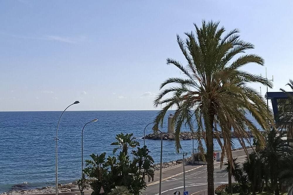 Bel Appartement Moderne : vue Mer, Menton Garavan 1