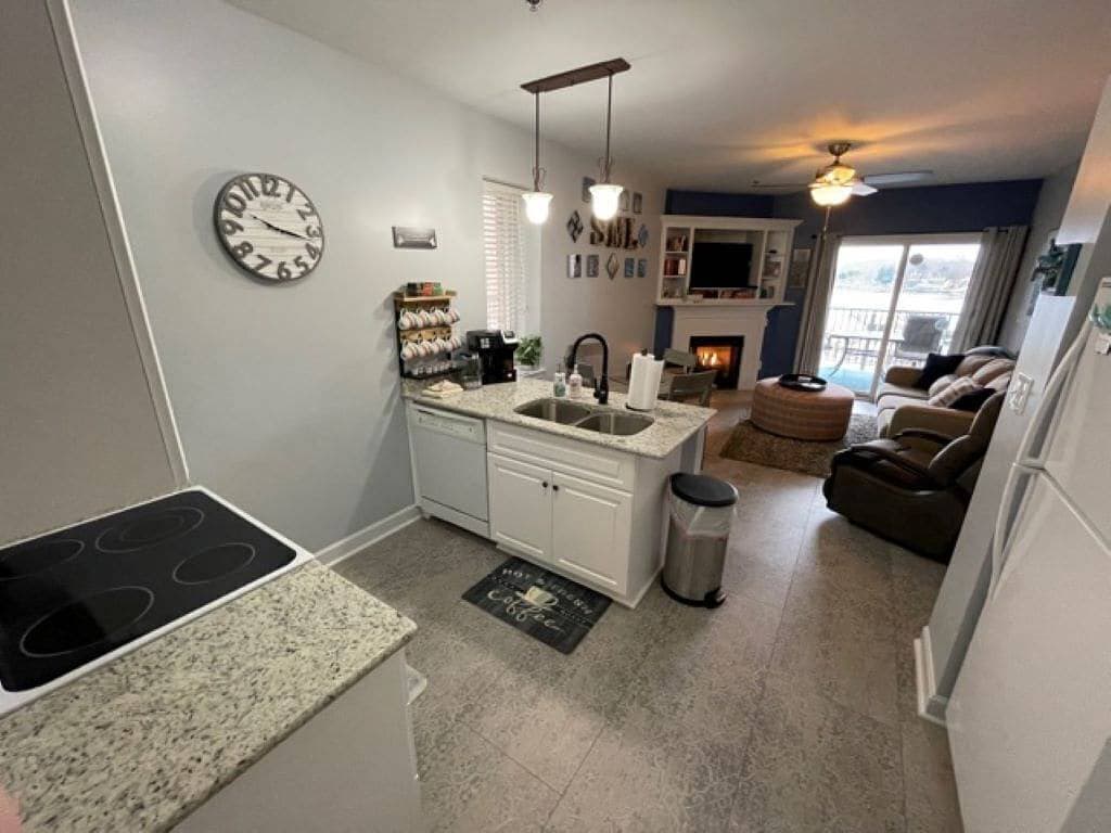 Foto 4 von 19: #110 Pointe - 1 Bedroom Lakefront Condo at Mariners Sml