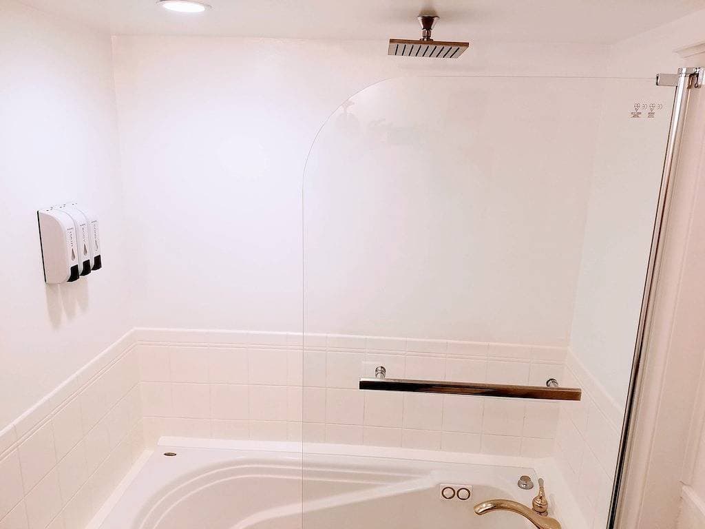Foto 7 von 19: Cottage Suite Whirlpool Tub