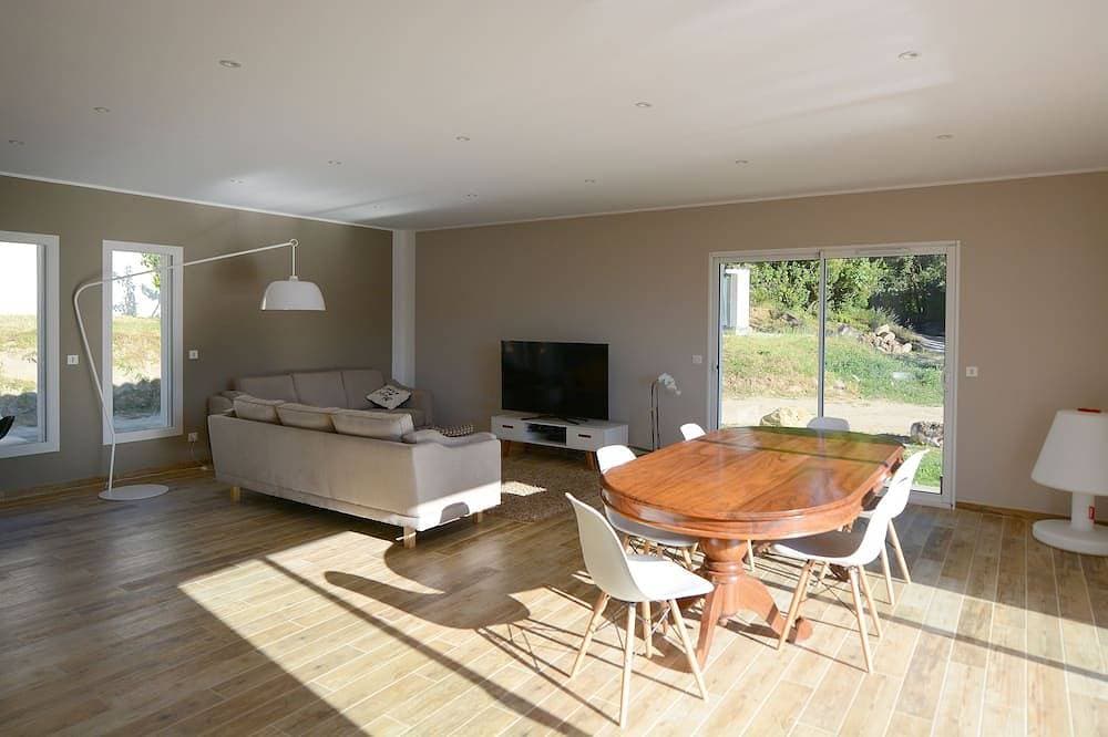Foto 8 von 26: Neue Villa mit Pool mit Blick auf einen Hektar Land mit Blick auf den Weinberg