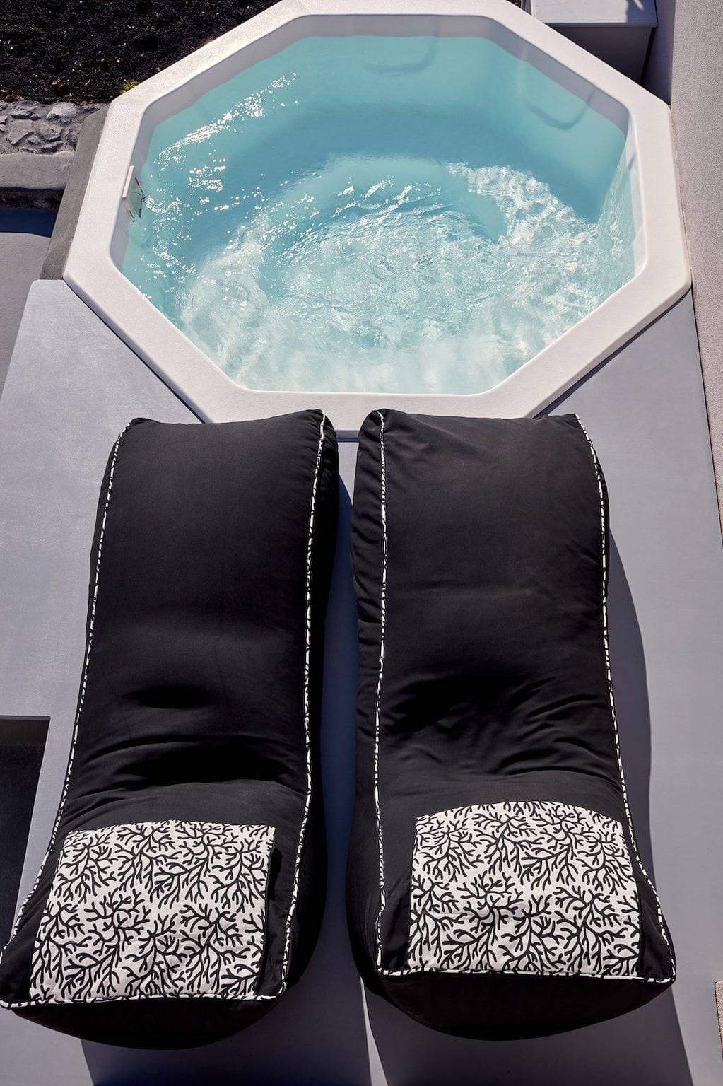 Foto 4 von 17: Luxury Santorini Villa | Superior Villa | Private Heated Plunge Pool | Sea View
