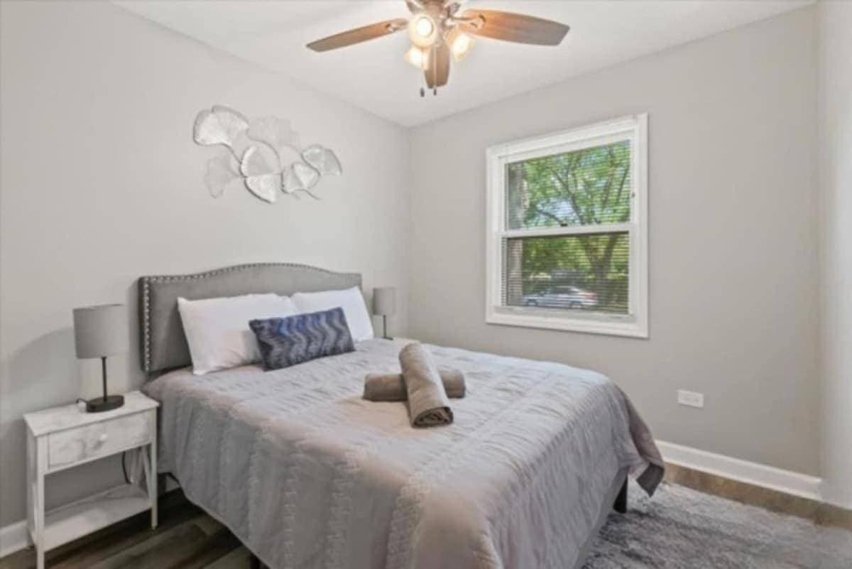 Foto 2 von 22: Comfy King bed Free Wi-Fi Home in Des Plaines